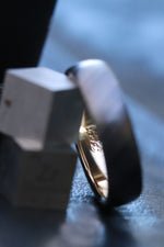 18k yellow gold & black ZrTi/NbZr, domed shape! Niobium zirconium damascus ring