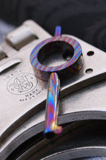 Smith & Wesson functioning Tumascus handcuff key, exotic