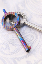 Smith & Wesson functioning Tumascus handcuff key, exotic